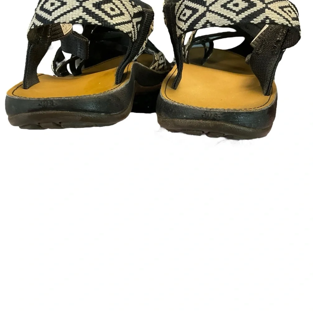 Chaco Diana Beveled white‎ and black double strap sandals with buckle. Size 8